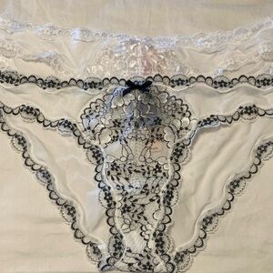 NWT Victoria Secret cheekini Med.